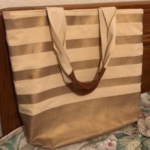 Cute tote with zipper closure